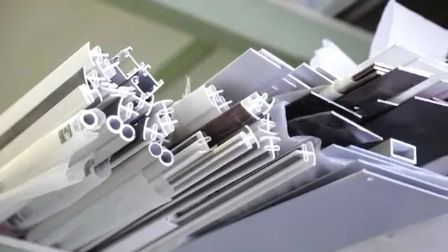Gestapelte Aluminiumprofile in verschiedenen Formen im Lager